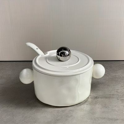 Bisogno di stampa Disegno doppio orecchio Ciotola in ceramica a forma di cuore bianca con coperchio in acciaio inossidabile