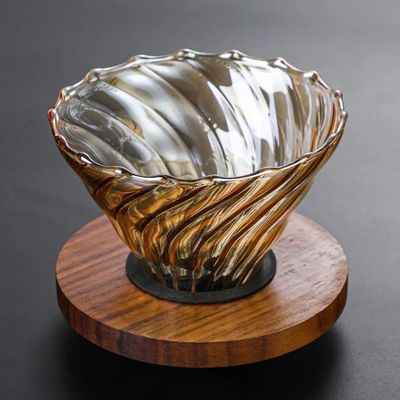 Vetro di borosilicato marrone versare sulla macchina da caffè con gocciolante trasparente e set di pentole