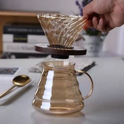 Vetro di borosilicato marrone versare sulla macchina da caffè con gocciolante trasparente e set di pentole