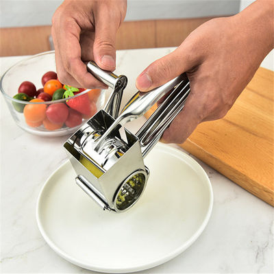 Gratter rotativo in rame di tipo metallico per la facile triturazione di formaggio e noci nelle cucine domestiche