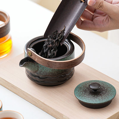 Elegante Set di tè in ceramica a vaso singolo con design a trazione sostenibile e compatto
