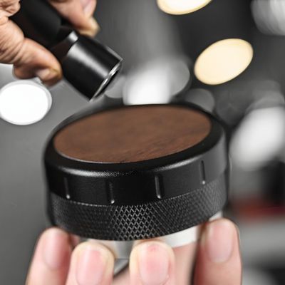 Altezza regolabile Espresso Tamper Legno di noce e base in alluminio per un perfezionamento