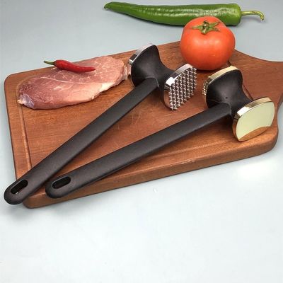 Strumento da cucina per la preparazione di bistecche di pollame