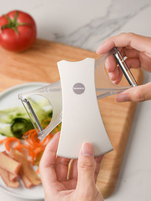 Peeler da cucina di plastica sostenibile per la bucciazione senza sforzo di verdure e frutta