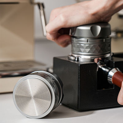 Distribuitore di caffè in acciaio inossidabile 2 in 1 regolabile da 51 mm a 53 mm a 58 mm per le esigenze dei baristi