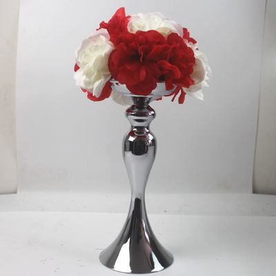 Bella palla artificiale di fiori per una sofisticata decorazione della tavola per la festa della mamma
