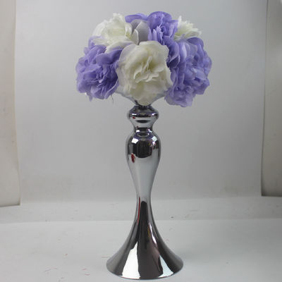 Bella palla artificiale di fiori per una sofisticata decorazione della tavola per la festa della mamma