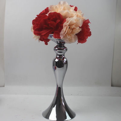 Bella palla artificiale di fiori per una sofisticata decorazione della tavola per la festa della mamma