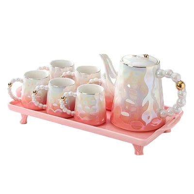 Tazze di caffè in ceramica a forma di conchiglia e piatti di bambù