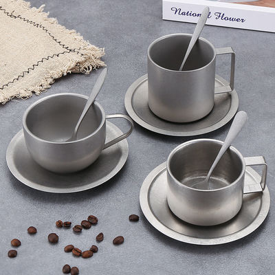 Godetevi il vostro caffè in lusso con questo set di tazze in ceramica e un vassoio per cucchiai in acciaio inossidabile