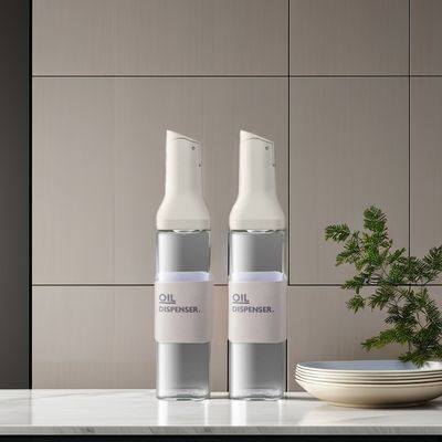 Il vaso di legno moderno essenziale dei supermercati per l'olio di aceto e la salsa di soia in cucina