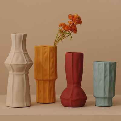 Vaso ceramico in vetro a forma speciale in un design moderno e elegante per matrimoni e case