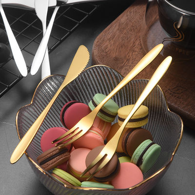 Set di posate in acciaio inossidabile in oro e argento monouso per il matrimonio in ristorante