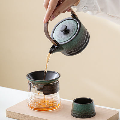 Cisterna d'acqua in rame di ceramica antica per la cucina del caffè