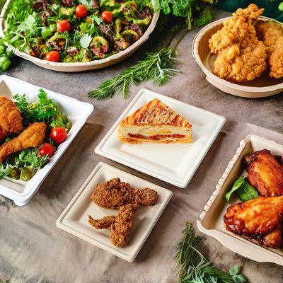 Colori naturali Piatti di carta a base di canna da zucchero usa e getta per alimenti con tutti gli accessori