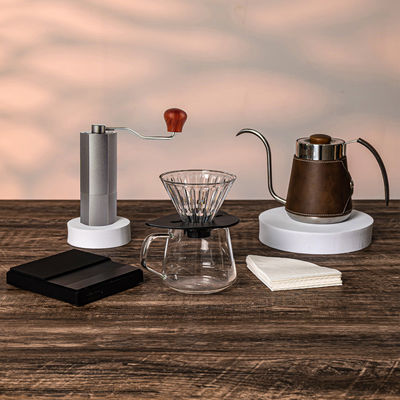 Stocked e minimalista popolare versare sopra la caffettiera per la preparazione del caffè