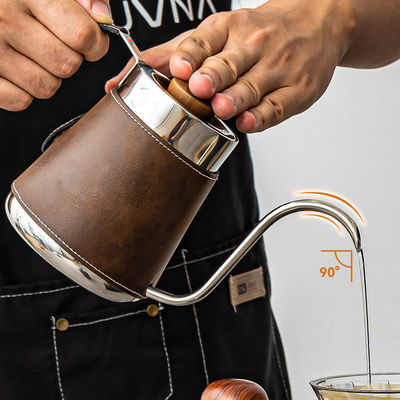 Stocked e minimalista popolare versare sopra la caffettiera per la preparazione del caffè