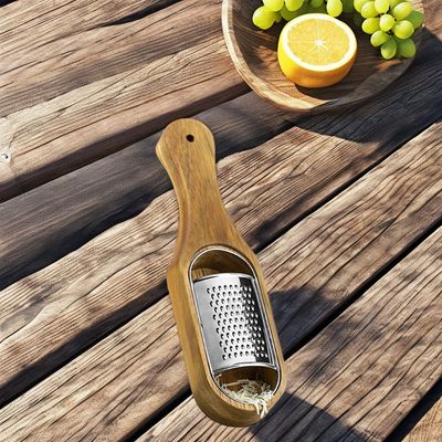Logo Grater per formaggio in acciaio inossidabile personalizzato con raccoglitore di legno di acacia rimovibile