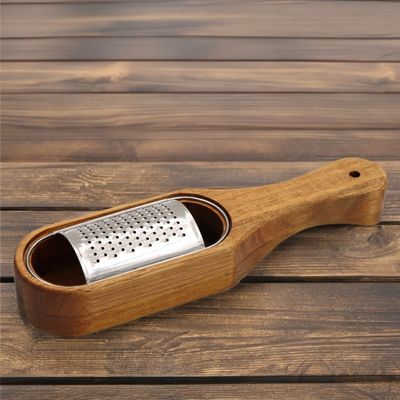 Logo Grater per formaggio in acciaio inossidabile personalizzato con raccoglitore di legno di acacia rimovibile