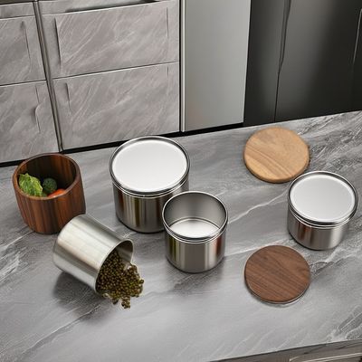 La cucina deve avere un moderno barattolo di caffè in acciaio inossidabile con coperchio di legno sigillato con vuoto