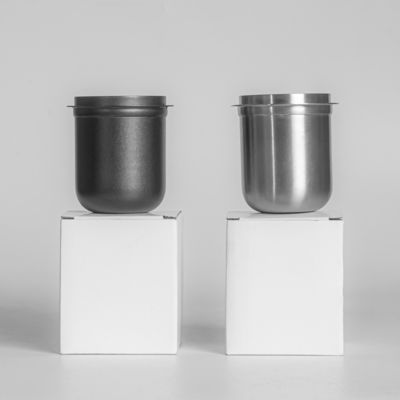 Coppa per il dosaggio del caffè in acciaio inossidabile essenziale con disegno a mani libere