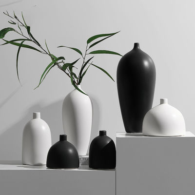 Elegante vaso in ceramica in bianco e nero per la decorazione del tavolo nel soggiorno moderno