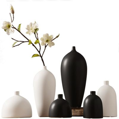 Elegante vaso in ceramica in bianco e nero per la decorazione del tavolo nel soggiorno moderno