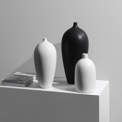 Elegante vaso in ceramica in bianco e nero per la decorazione del tavolo nel soggiorno moderno