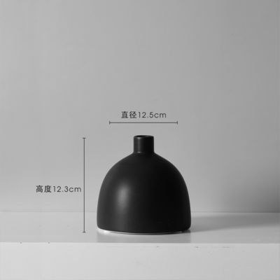 Elegante vaso in ceramica in bianco e nero per la decorazione del tavolo nel soggiorno moderno