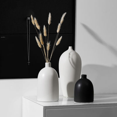 Elegante vaso in ceramica in bianco e nero per la decorazione del tavolo nel soggiorno moderno