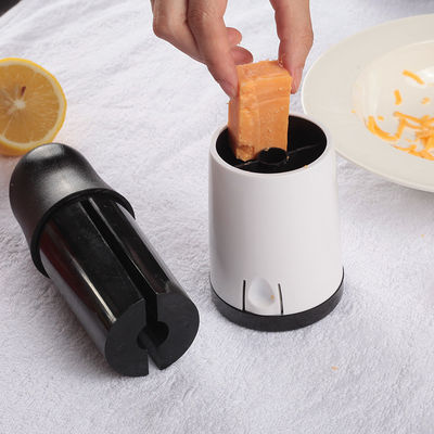 Grillate senza sforzo formaggio e pepe con un gadget da cucina in bambù multifunzionale
