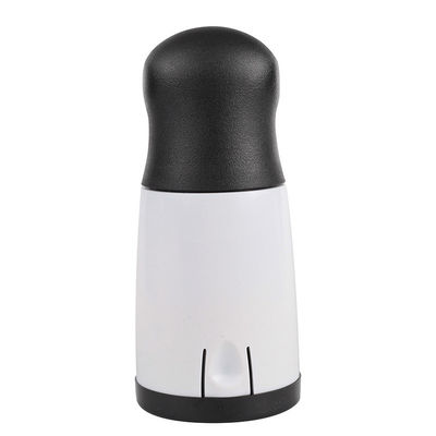 Grillate senza sforzo formaggio e pepe con un gadget da cucina in bambù multifunzionale