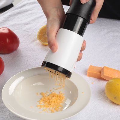Grillate senza sforzo formaggio e pepe con un gadget da cucina in bambù multifunzionale