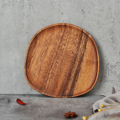 Soluzioni durature per la cucina utensili di legno e cartoni di frutta per cucine ecologiche