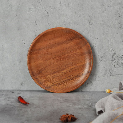 Piatti in legno massello e eleganti cesti di frutta per utensili da cucina di lunga durata