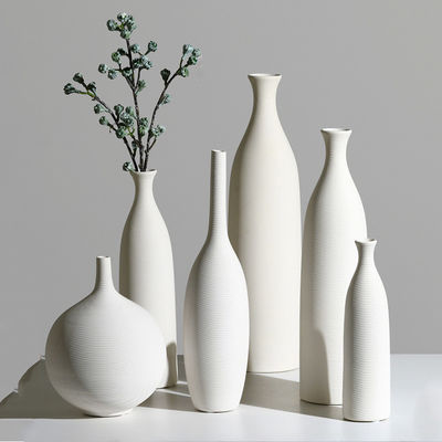 Vaso di ceramica bianca moderno e elegante per l'arredamento del soggiorno e le composizioni floreali fresche