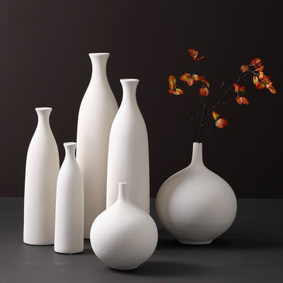 Vaso di ceramica bianca moderno e elegante per l'arredamento del soggiorno e le composizioni floreali fresche