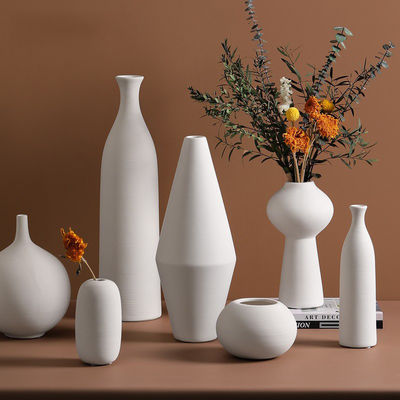 Vaso di ceramica bianca moderno e elegante per l'arredamento del soggiorno e le composizioni floreali fresche