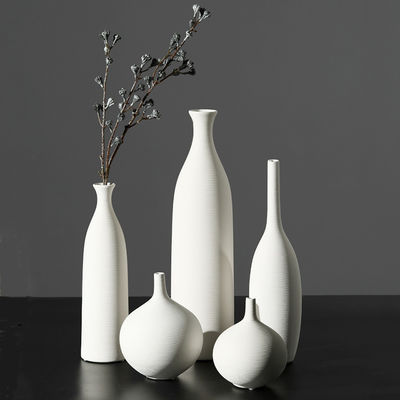 Vaso di ceramica bianca moderno e elegante per l'arredamento del soggiorno e le composizioni floreali fresche