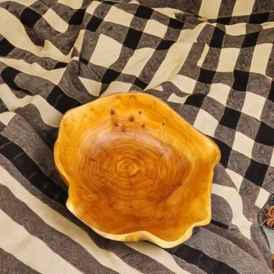 Ciotole e piatti di legno in marrone fatti a mano, l'aggiunta perfetta alla cucina di casa