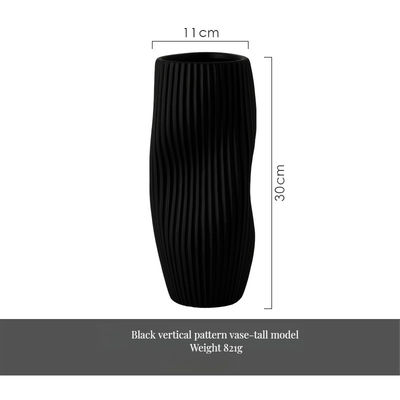 Squisito vaso di ceramica moderna per elegante arrangiamento di fiori in acqua sul tavolo