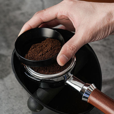 Funnel di dosaggio magnetico per la preparazione rapida e semplice di espresso nei ristoranti
