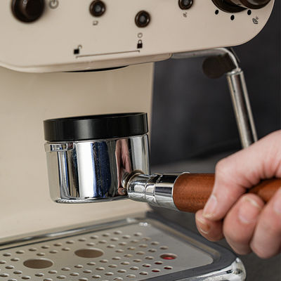 Funnel di dosaggio magnetico per la preparazione rapida e semplice di espresso nei ristoranti