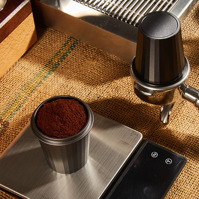 Crea un latte perfettamente spumato con questa tazza per il dosaggio del caffè in acciaio inossidabile