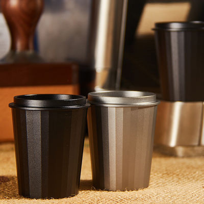 Crea un latte perfettamente spumato con questa tazza per il dosaggio del caffè in acciaio inossidabile