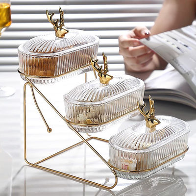 Tavolo di servizio in vetro minimalista a tema cervo per il dessert di festa riscaldato nella cucina