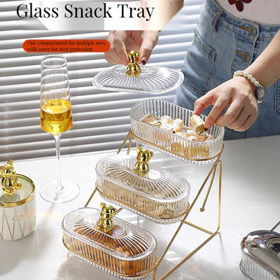 Tavolo di servizio in vetro minimalista a tema cervo per il dessert di festa riscaldato nella cucina