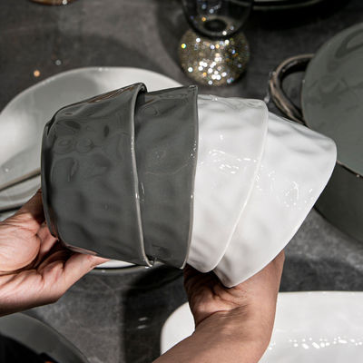 Logo personalizzato Acceptabile in stile europeo Confezioni da cena in ceramica a bordo oro per la casa