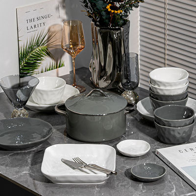 Logo personalizzato Acceptabile in stile europeo Confezioni da cena in ceramica a bordo oro per la casa
