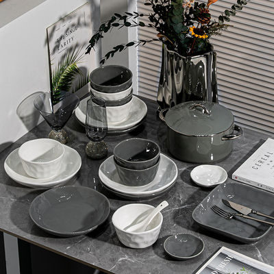 Logo personalizzato Acceptabile in stile europeo Confezioni da cena in ceramica a bordo oro per la casa